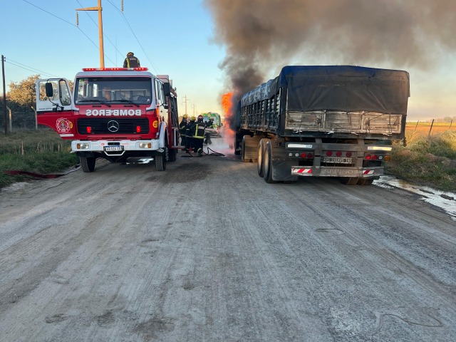 Se incendi un camin en cercanas del acceso a Sierras Bayas